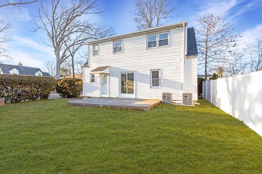 17 of 21 - 916 Barth Drive, Baldwin, NY
