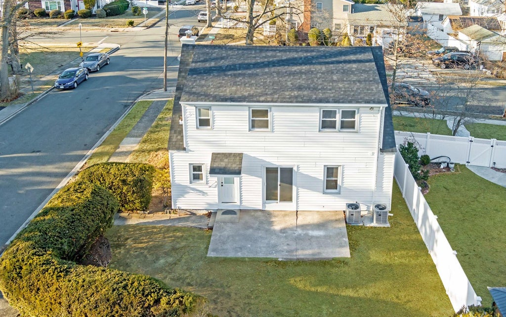 20 of 21 - 916 Barth Drive, Baldwin, NY
