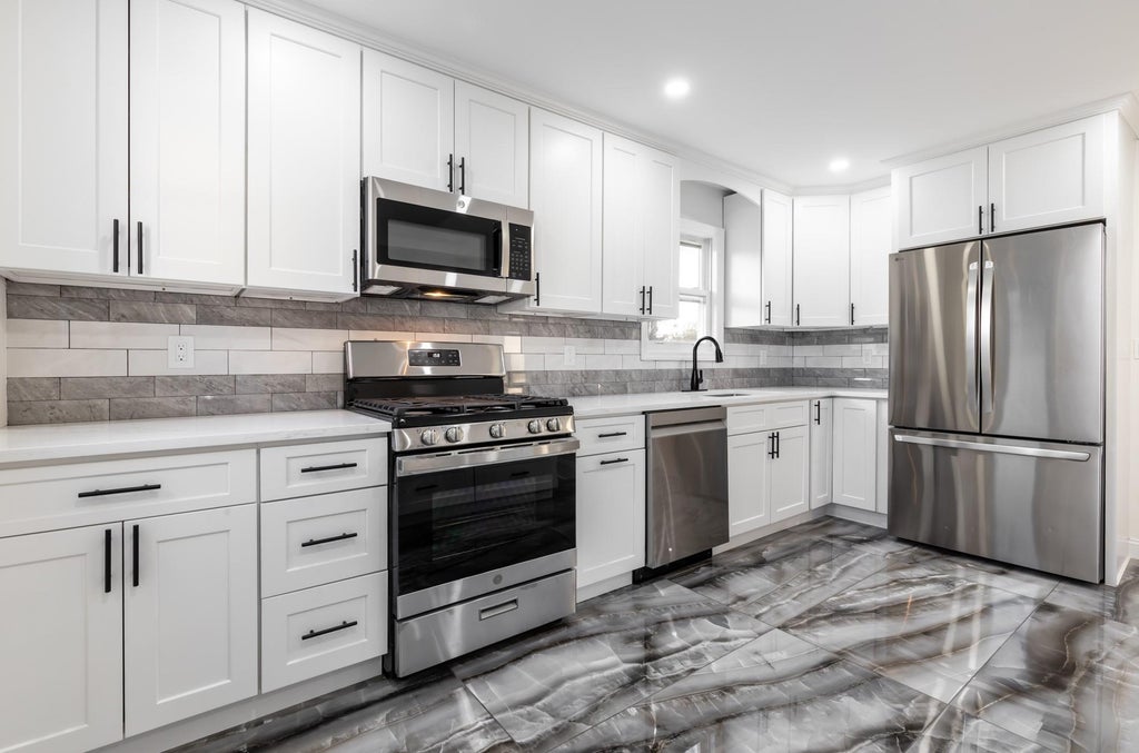 3 of 21 - 916 Barth Drive, Baldwin, NY