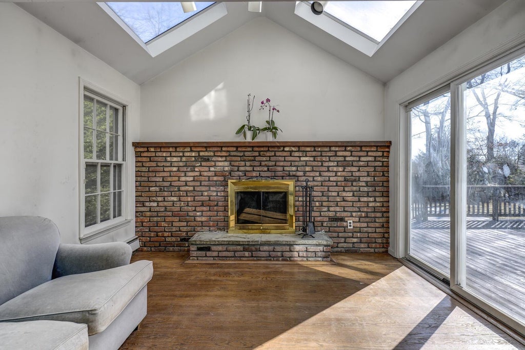 9 of 32 - 65 Tamarack St., East Northport, NY