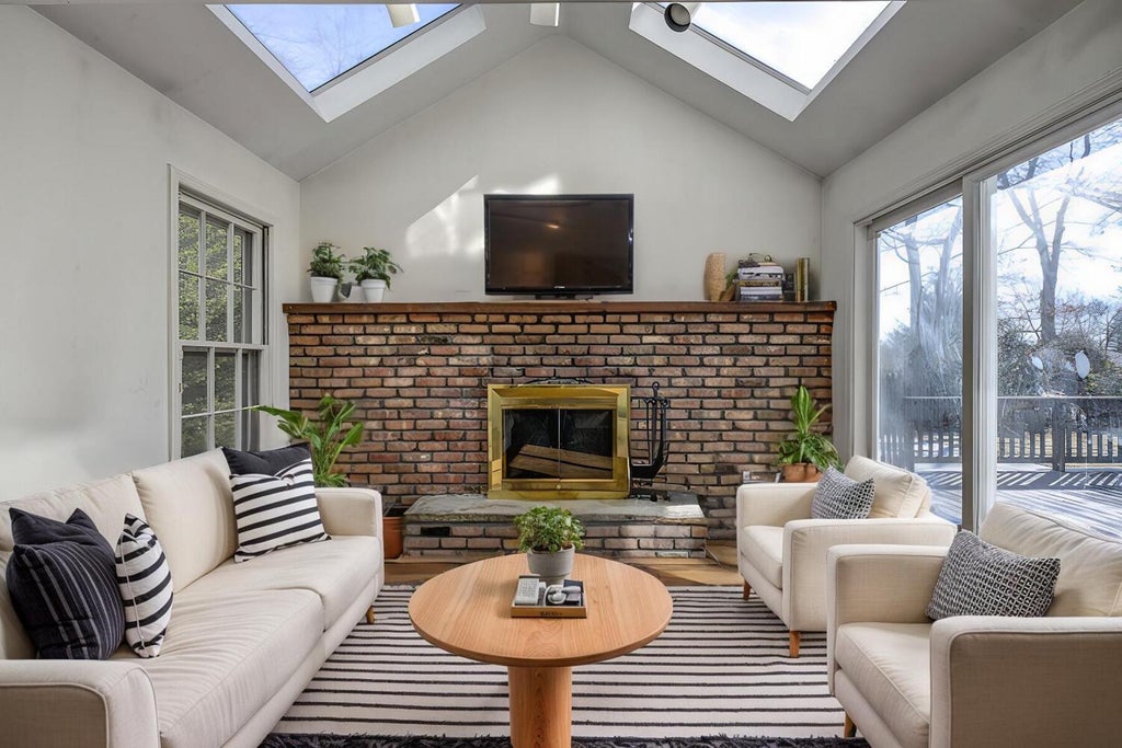 10 of 32 - 65 Tamarack St., East Northport, NY