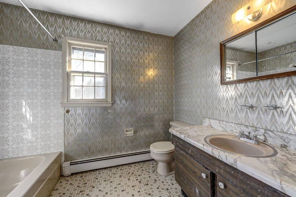 18 of 32 - 65 Tamarack St., East Northport, NY
