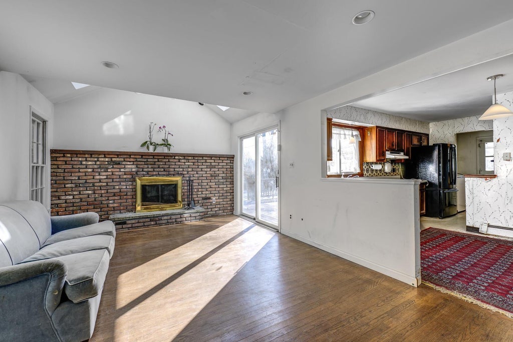 8 of 32 - 65 Tamarack St., East Northport, NY