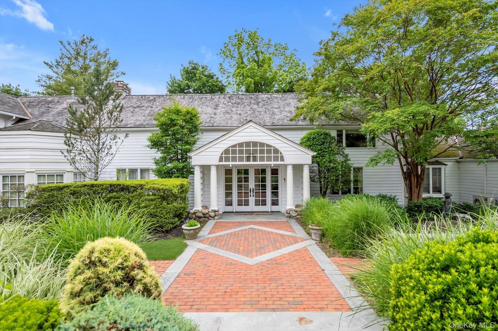 2 Aspen Place, Great Neck