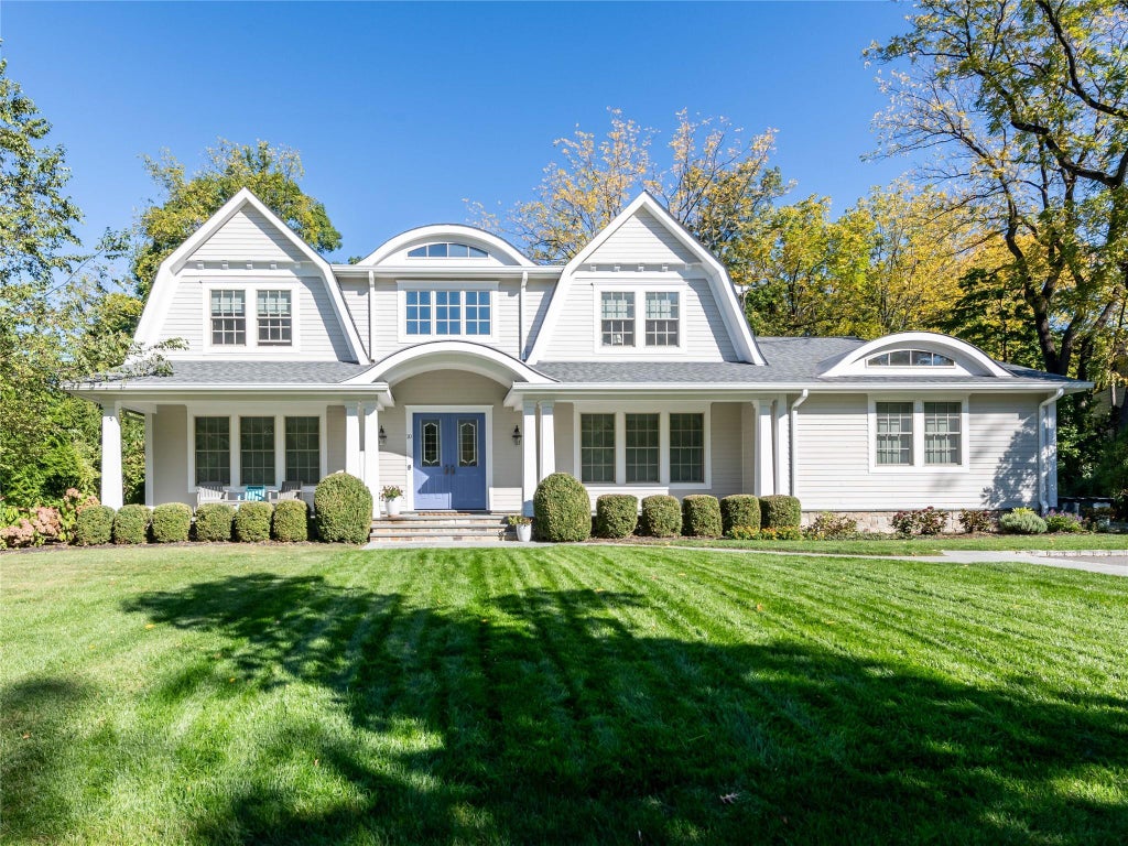 1 of 30 - 10 The Maples, Roslyn, NY