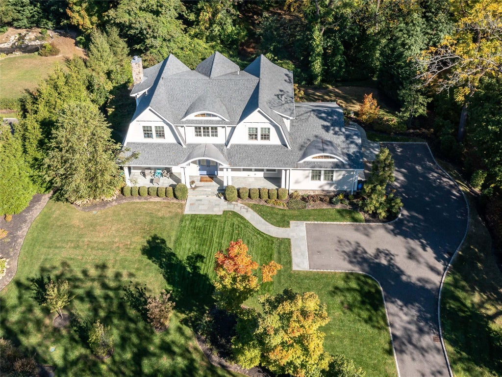 1 of 30 - 10 The Maples, Roslyn, NY
