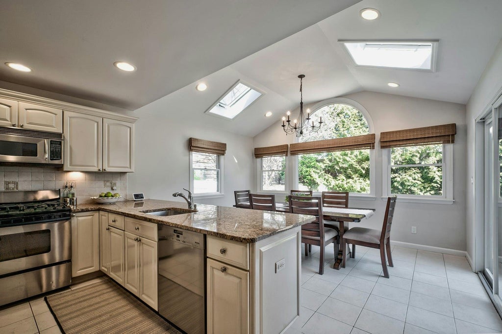 10 of 28 - 9 Poplar Place, Port Washington, NY