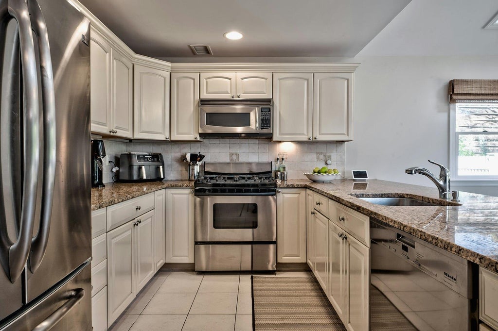 13 of 28 - 9 Poplar Place, Port Washington, NY
