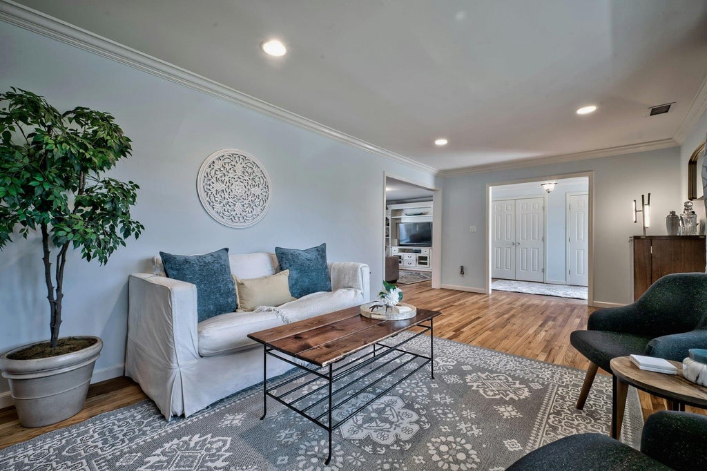 6 of 28 - 9 Poplar Place, Port Washington, NY