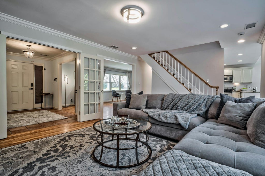 7 of 28 - 9 Poplar Place, Port Washington, NY