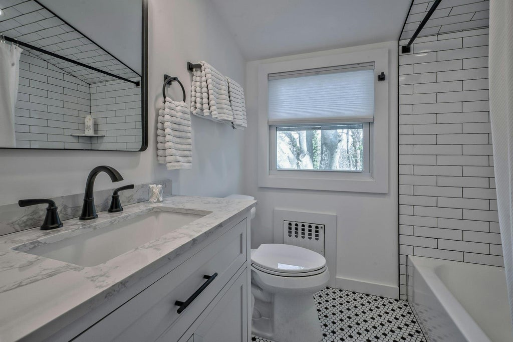 16 of 24 - 85 Longview Road, Port Washington, NY