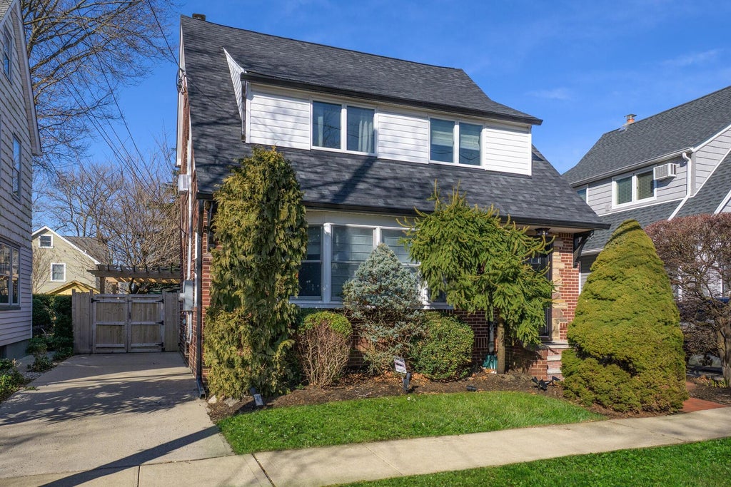 1 of 28 - 40 Park Avenue, Williston Park, NY