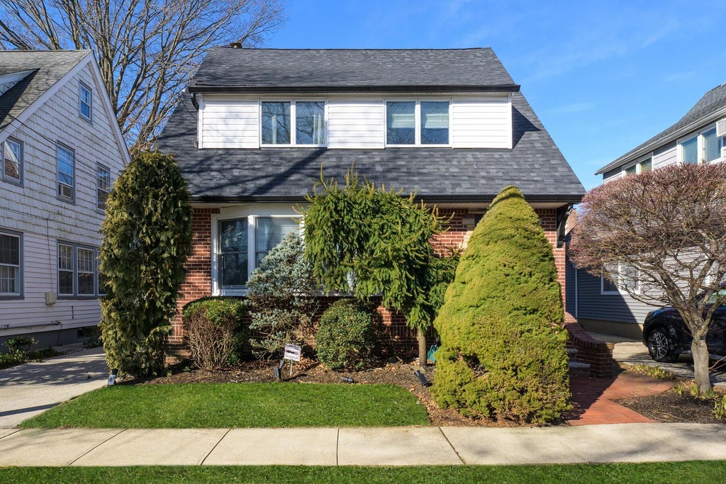 1 of 28 - 40 Park Avenue, Williston Park, NY