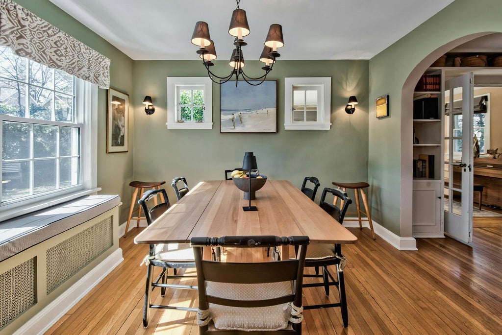 9 of 28 - 32 Litchfield Road, Port Washington, NY