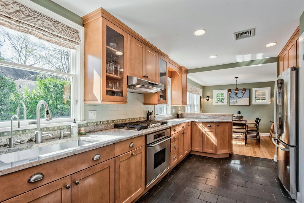 10 of 28 - 32 Litchfield Road, Port Washington, NY