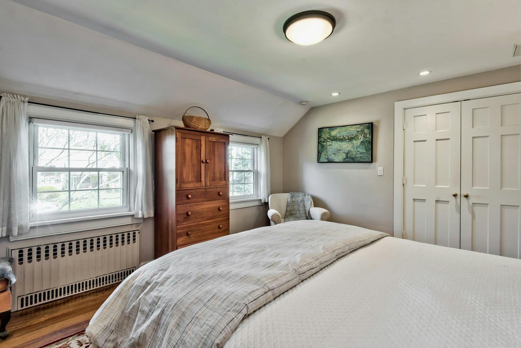 17 of 28 - 32 Litchfield Road, Port Washington, NY