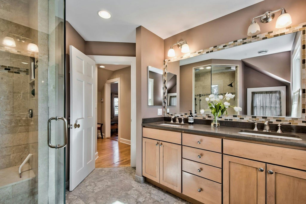 18 of 28 - 32 Litchfield Road, Port Washington, NY