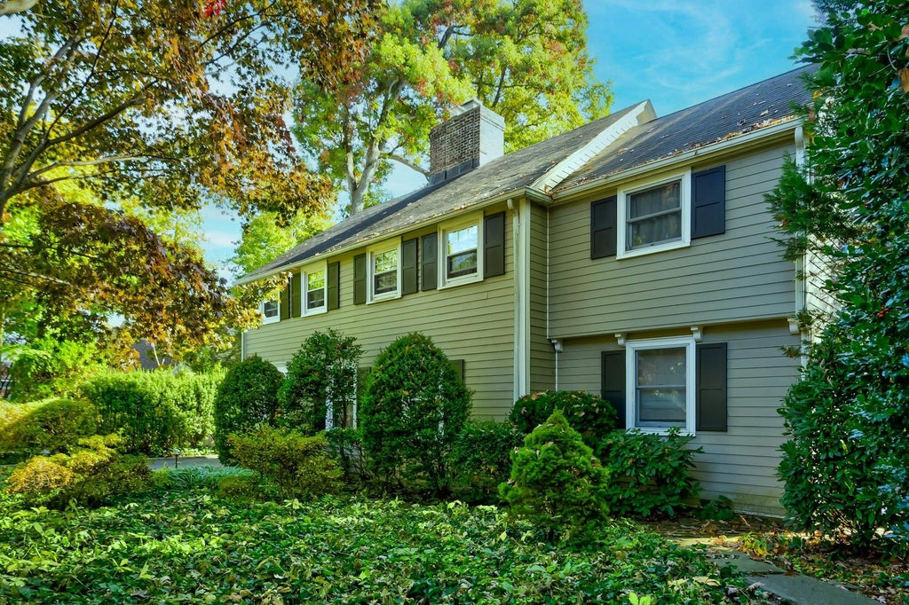 27 of 28 - 32 Litchfield Road, Port Washington, NY