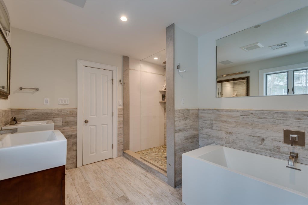 16 of 32 - 2 Valley Drive, Huntington Bay, NY