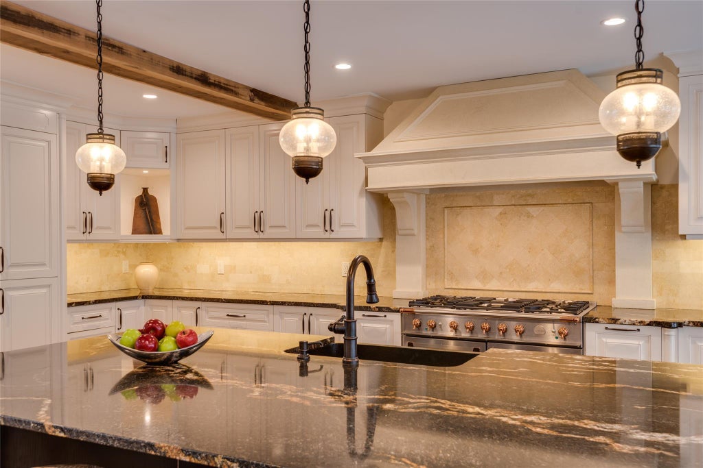5 of 32 - 2 Valley Drive, Huntington Bay, NY
