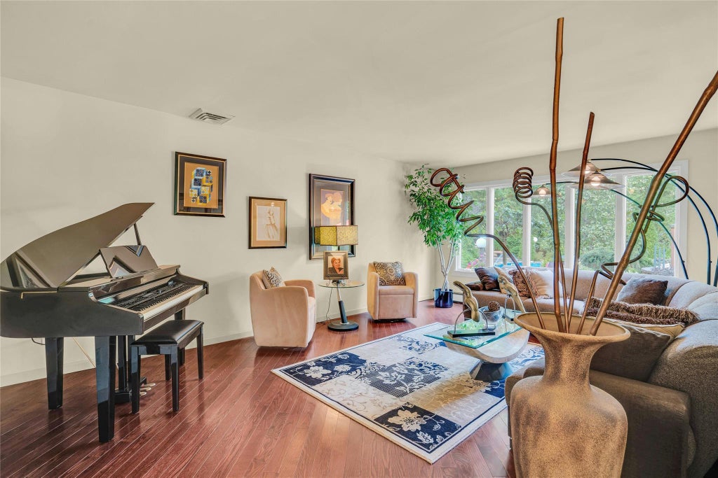 15 of 48 - 62 Laurel Drive, Smithtown, NY