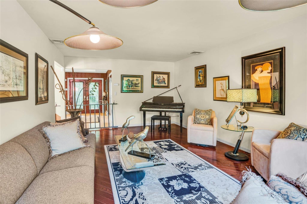 17 of 48 - 62 Laurel Drive, Smithtown, NY