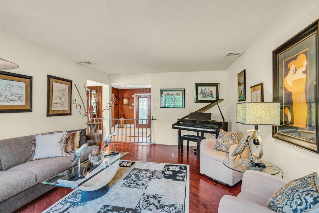 18 of 48 - 62 Laurel Drive, Smithtown, NY