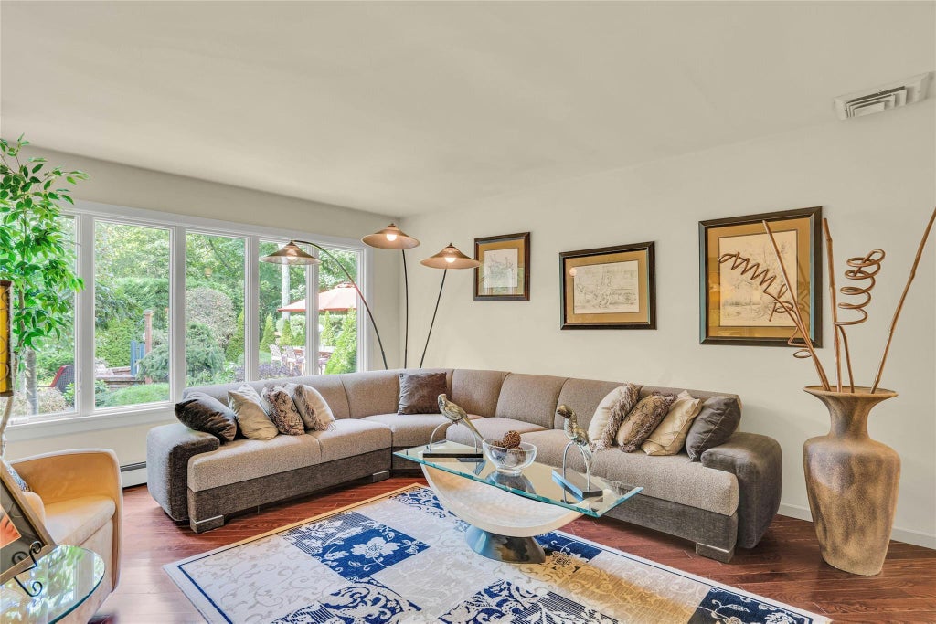 19 of 48 - 62 Laurel Drive, Smithtown, NY