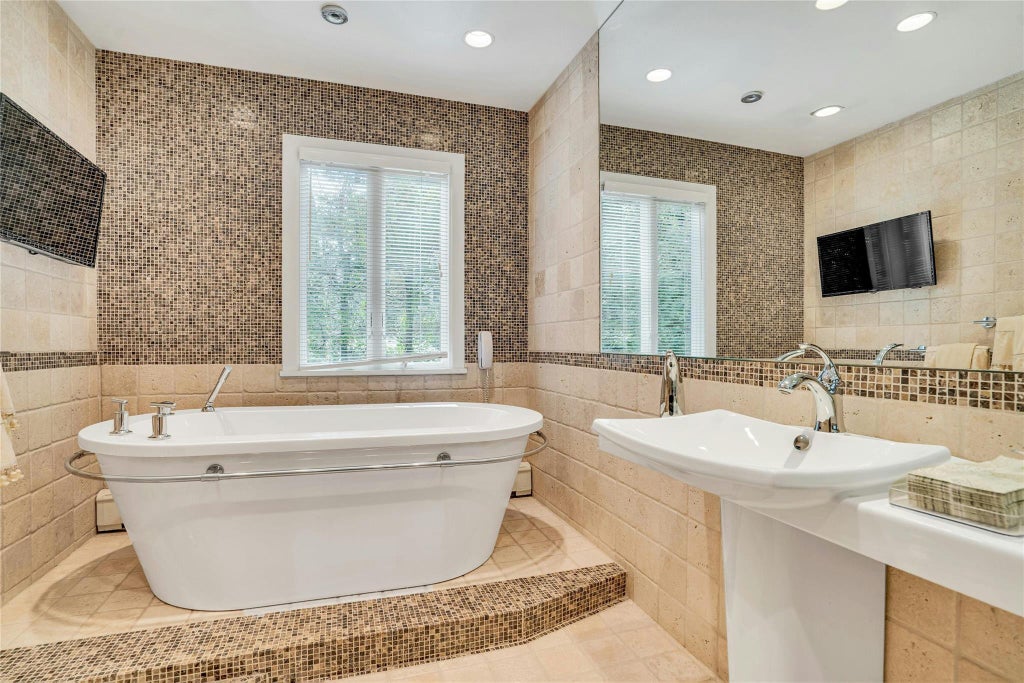 25 of 48 - 62 Laurel Drive, Smithtown, NY