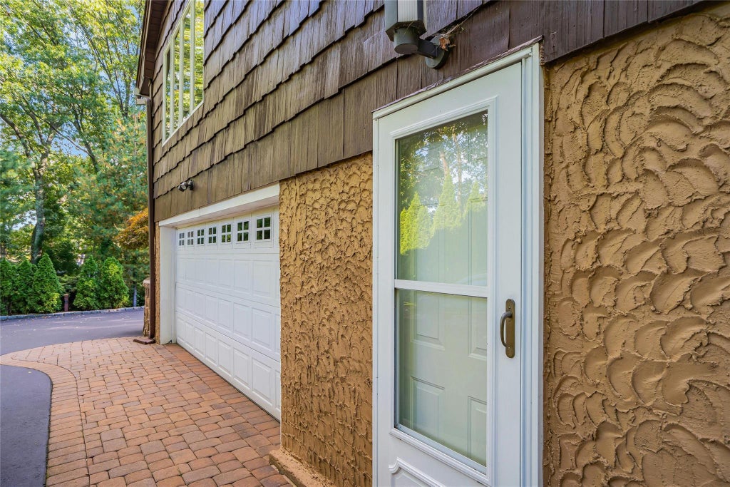 27 of 48 - 62 Laurel Drive, Smithtown, NY