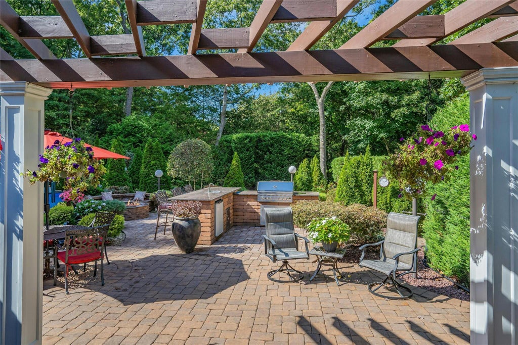 37 of 48 - 62 Laurel Drive, Smithtown, NY