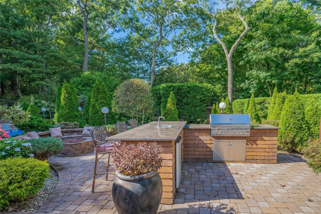 38 of 48 - 62 Laurel Drive, Smithtown, NY
