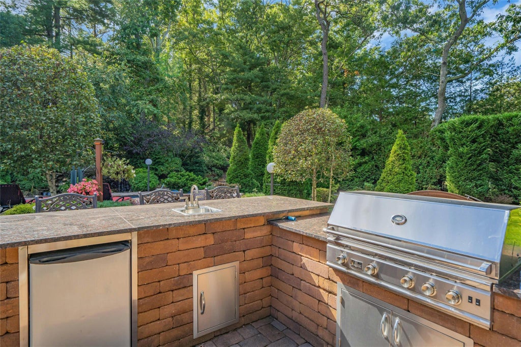 39 of 48 - 62 Laurel Drive, Smithtown, NY