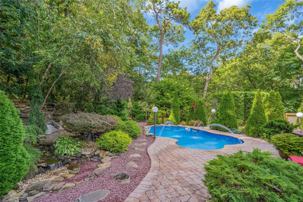 40 of 48 - 62 Laurel Drive, Smithtown, NY