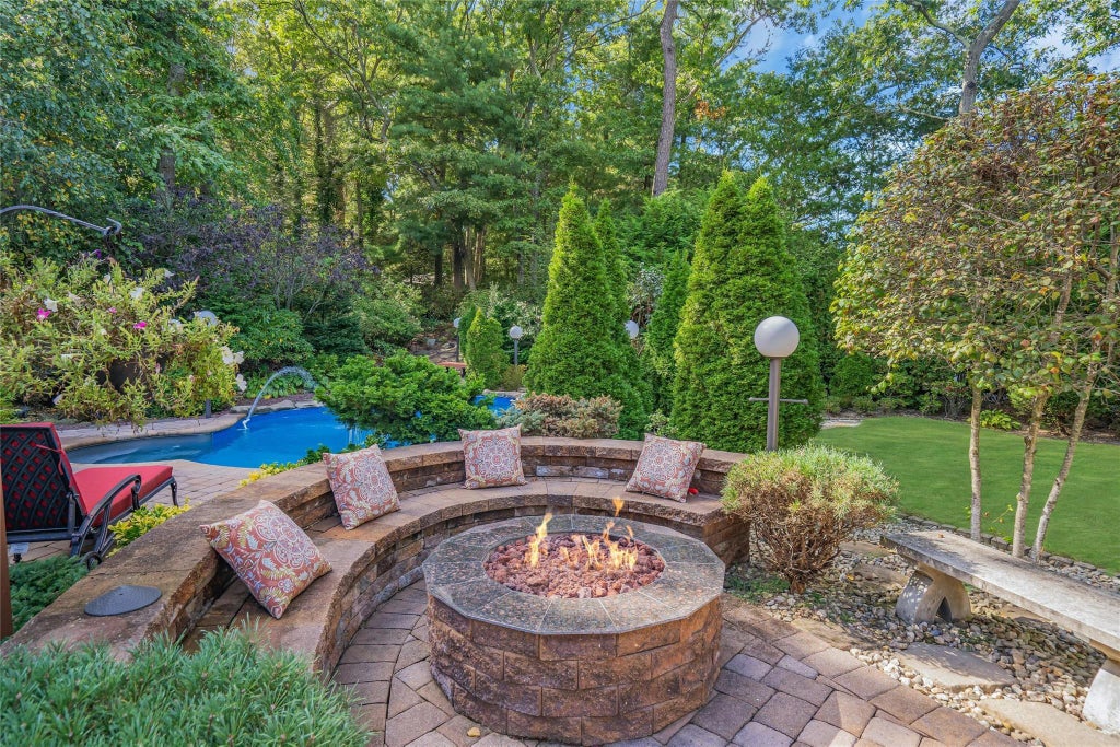 46 of 48 - 62 Laurel Drive, Smithtown, NY
