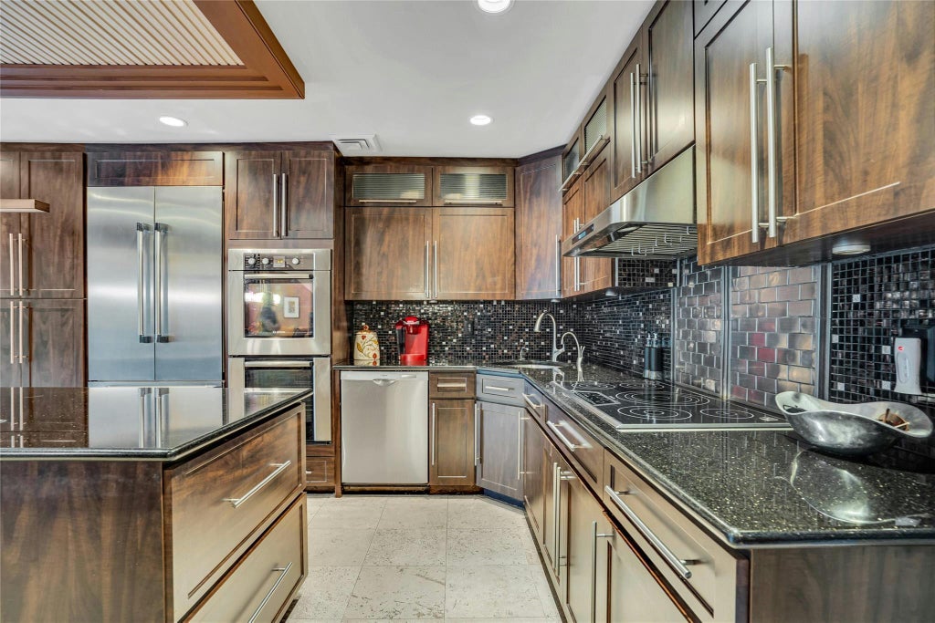 7 of 48 - 62 Laurel Drive, Smithtown, NY