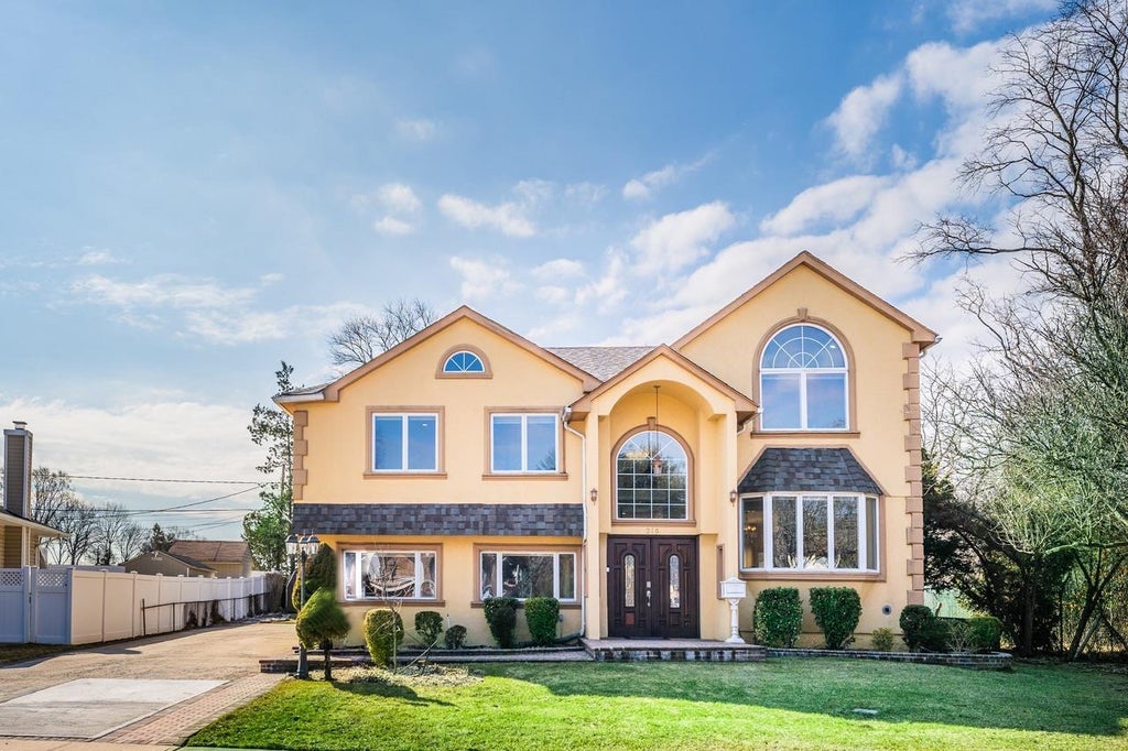 1 of 28 - 316 White Birch Lane, Jericho, NY