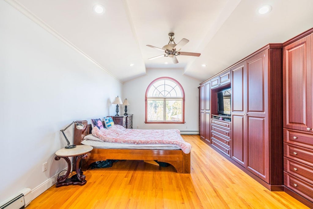 15 of 28 - 316 White Birch Lane, Jericho, NY