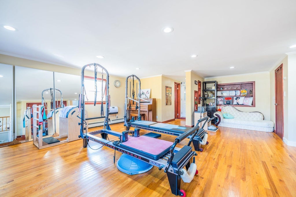 21 of 28 - 316 White Birch Lane, Jericho, NY