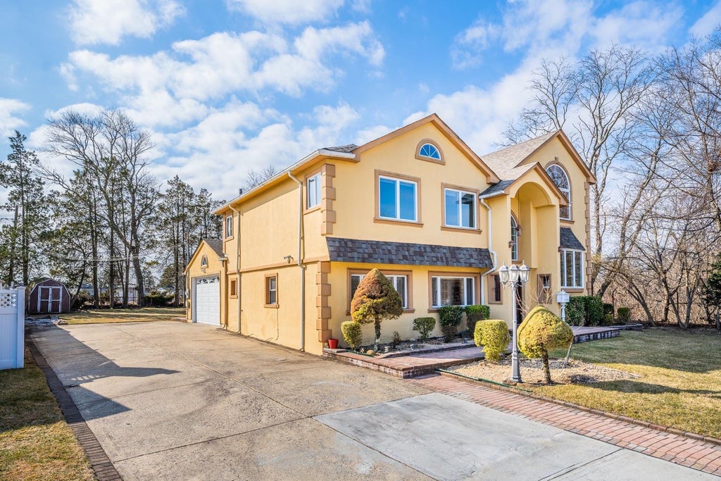 24 of 28 - 316 White Birch Lane, Jericho, NY