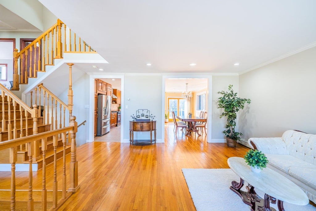 3 of 28 - 316 White Birch Lane, Jericho, NY