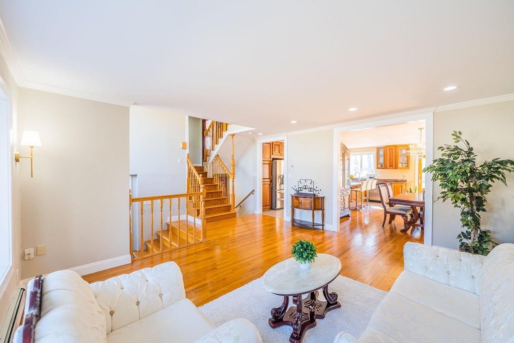 4 of 28 - 316 White Birch Lane, Jericho, NY