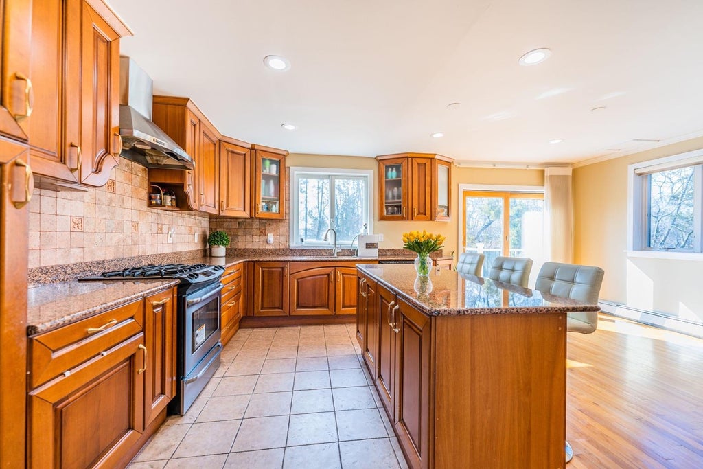 7 of 28 - 316 White Birch Lane, Jericho, NY