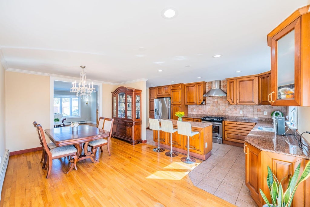 8 of 28 - 316 White Birch Lane, Jericho, NY