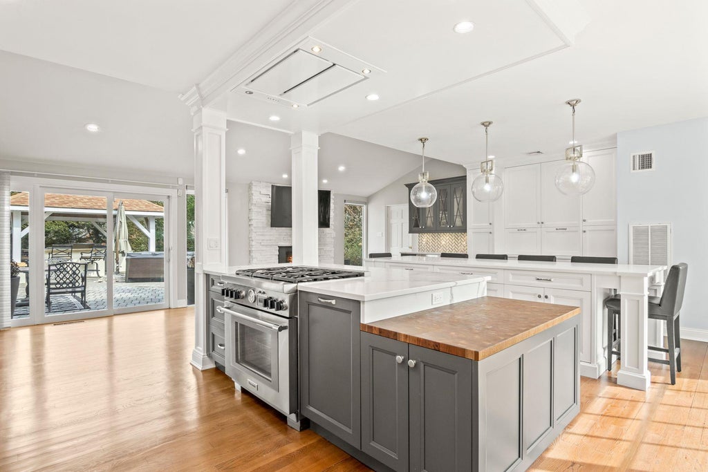 14 of 40 - 8 Wildwood Drive, Dix Hills, NY