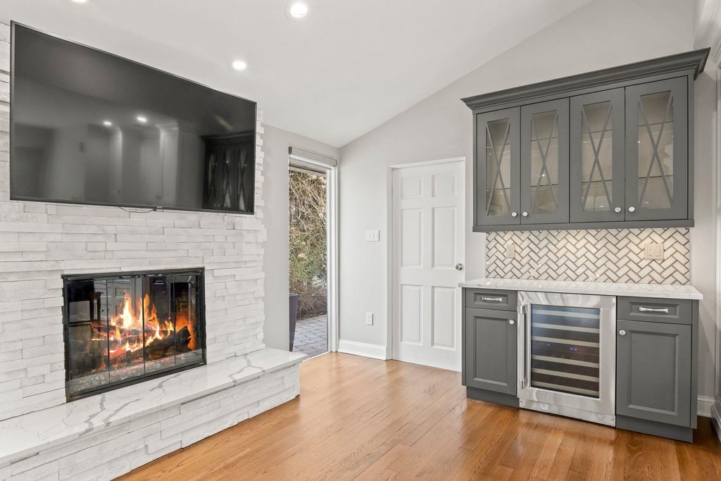17 of 40 - 8 Wildwood Drive, Dix Hills, NY