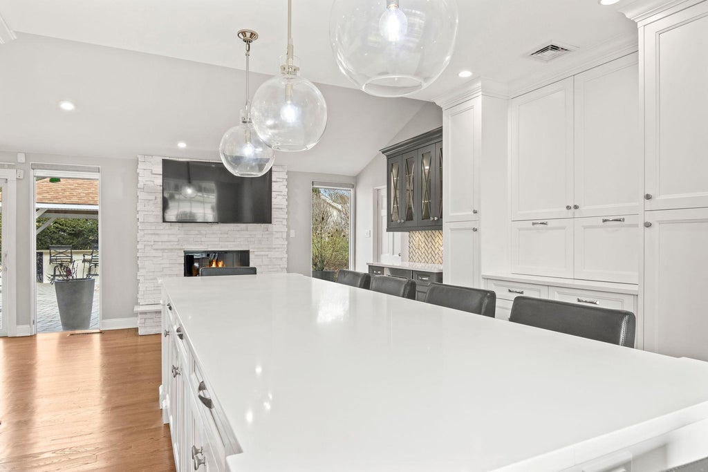 19 of 40 - 8 Wildwood Drive, Dix Hills, NY