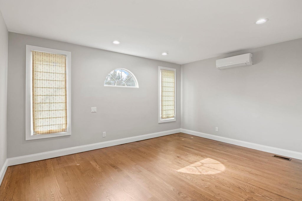 21 of 40 - 8 Wildwood Drive, Dix Hills, NY