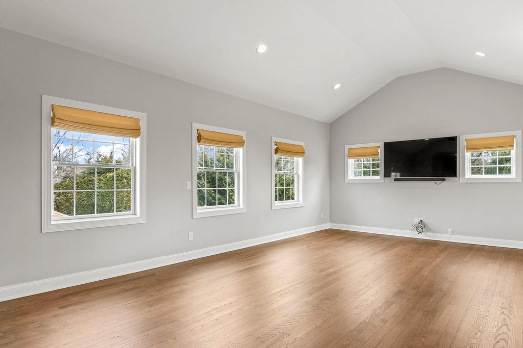 24 of 40 - 8 Wildwood Drive, Dix Hills, NY