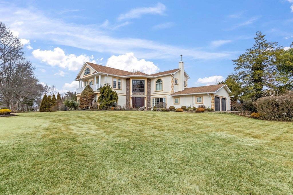 2 of 40 - 8 Wildwood Drive, Dix Hills, NY